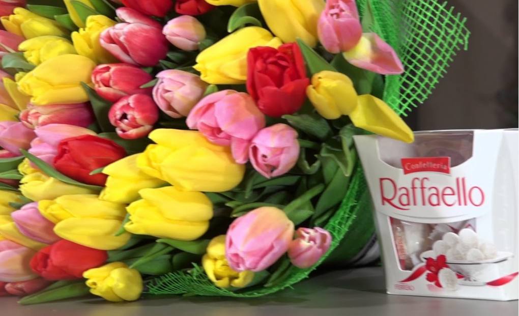 Gift set of Tulips and Raffaello